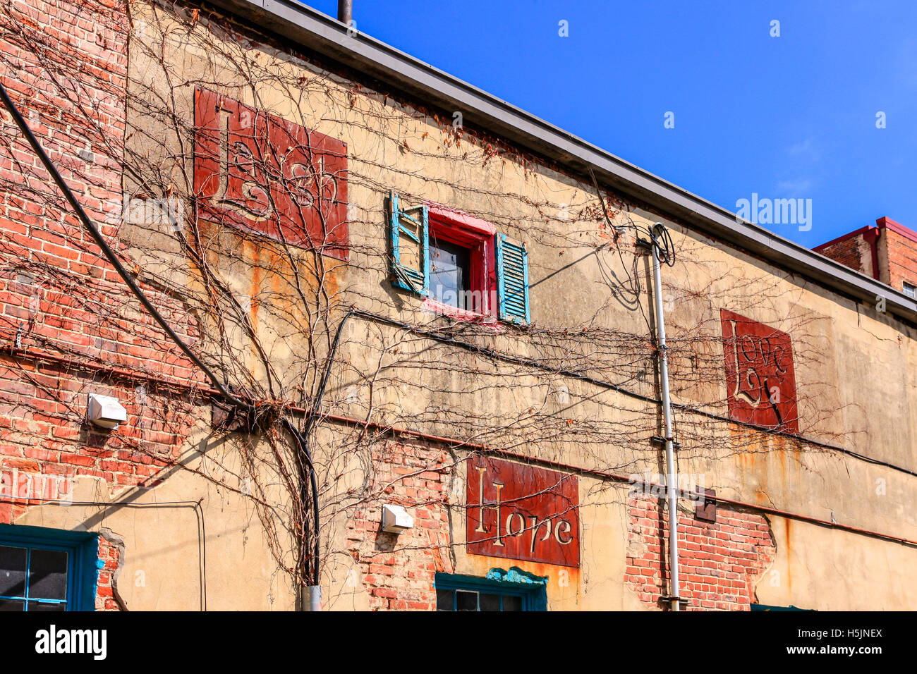 Lachen Sie, Hoffnung, Liebe, Wand-Plaques auf der Seite eines Gebäudes auf S Lexington Ave, Asheville, NC Stockfoto