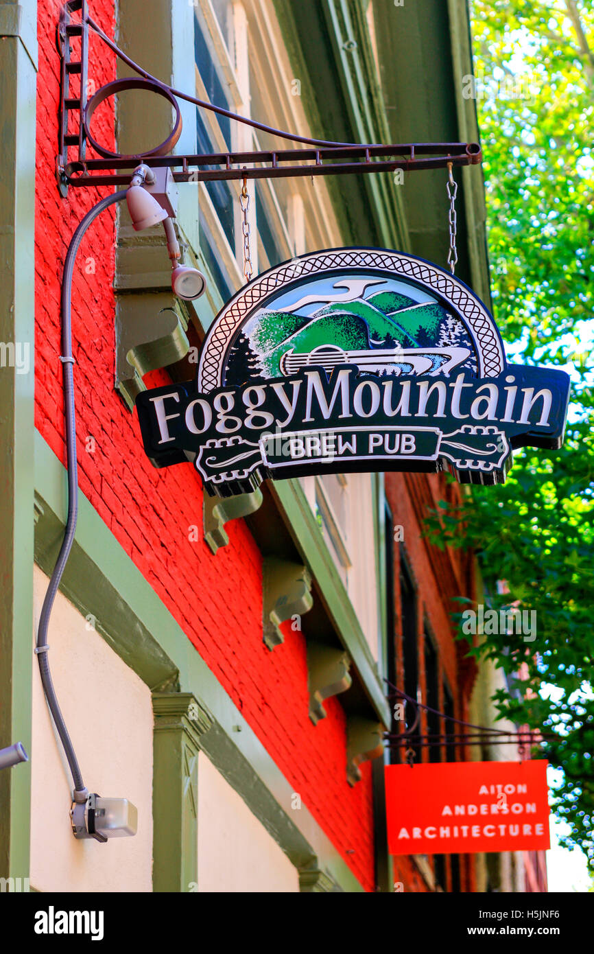 Die Foggy Mountain Brew Pub Overhead Zeichen befindet sich auf der Church Street in der Innenstadt von Asheville, NC Stockfoto