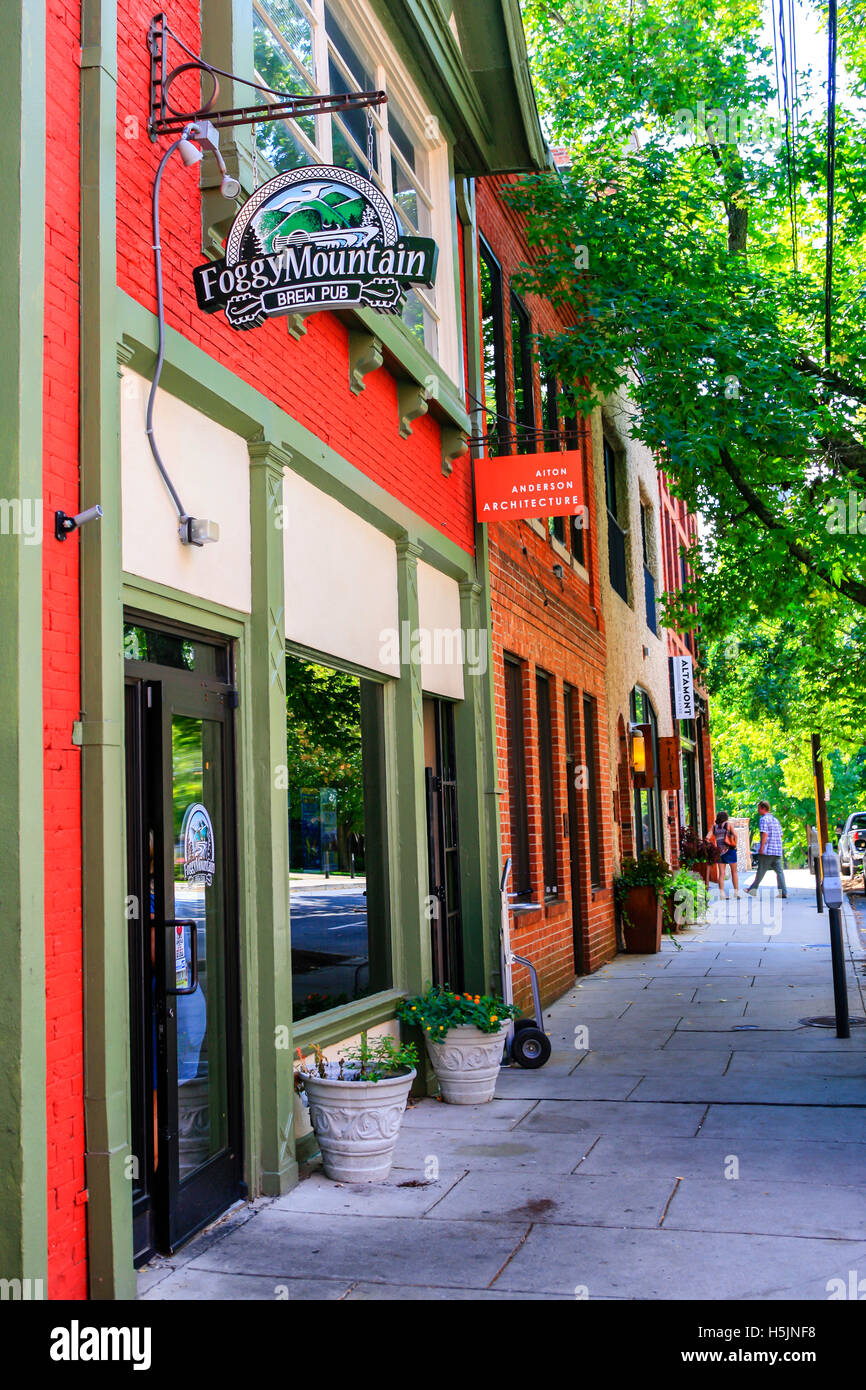 Die Foggy Mountain Brew Pub befindet sich in der Church Street in der Innenstadt von Asheville, NC Stockfoto