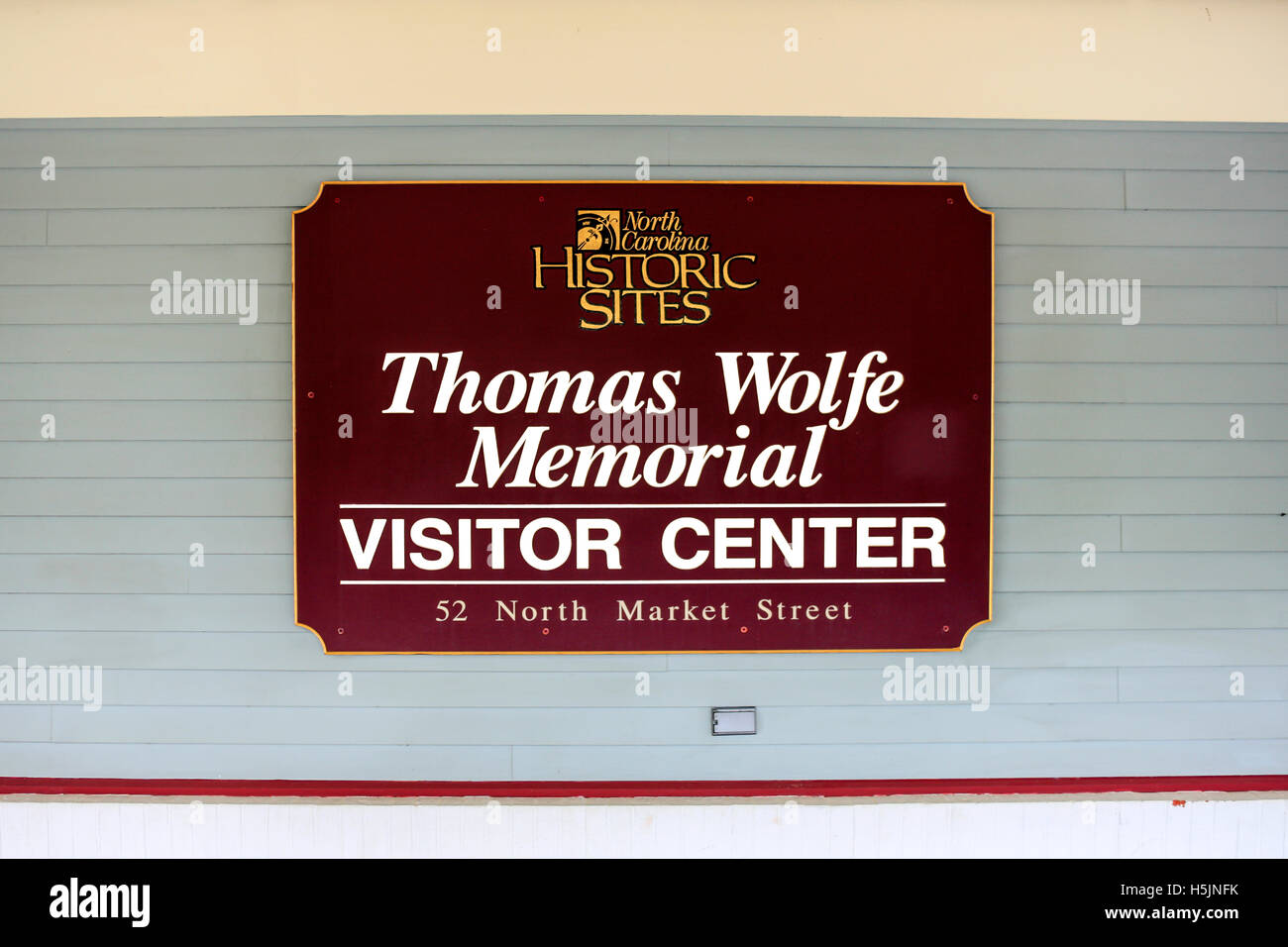 Das Haus Thomas Wolfe (Memorial)-Haus und Museum Schild am Market St 52 in der Innenstadt von Asheville NC Stockfoto