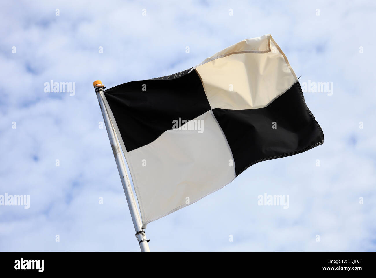 Schwarz / weiß karierte Flagge am Strand. Stockfoto