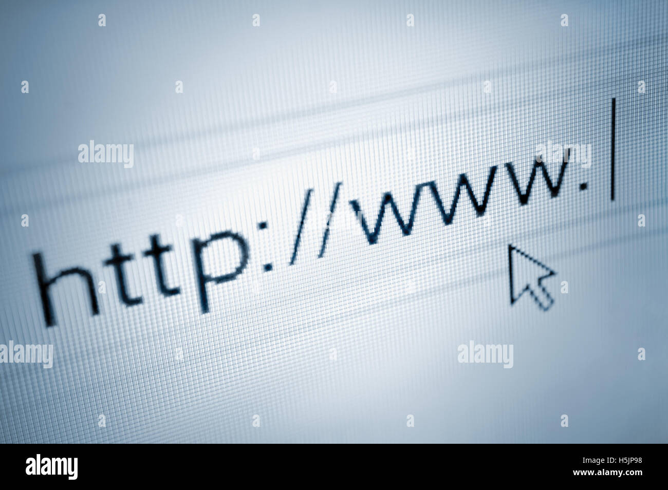 Cursor zeigt auf http www-Text in der Adressleiste des Browsers Web-url-Link, blauer Screenshot mit Pfeil auf der Browserseite, große detaillierte horizontale Nahaufnahme Stockfoto