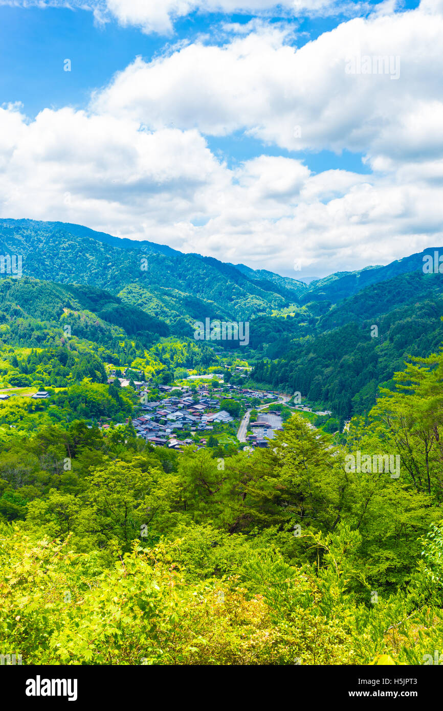 Ein Blick vom hohen Winkel Sicht und ehemalige Gelände des Tsumango Schloss mit Blick auf Tsumango Dorf oberhalb der Poststraße Tsumango porti Stockfoto