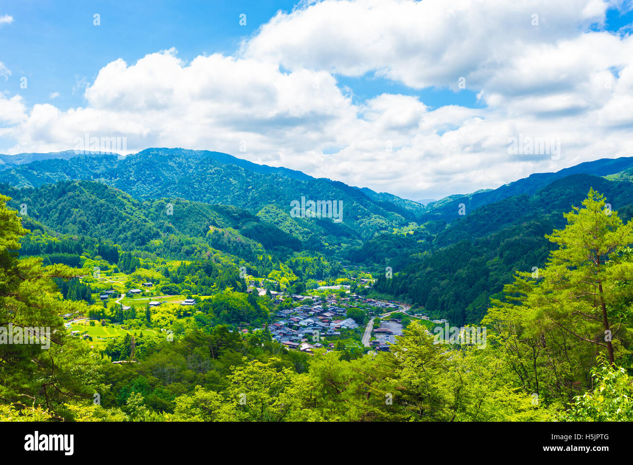 Einen Blick auf Tsumango Dorf oberhalb der Poststraße-Tsumango Teil des alten Nakasendo Route aus Vogelperspektive Sicht und für Stockfoto
