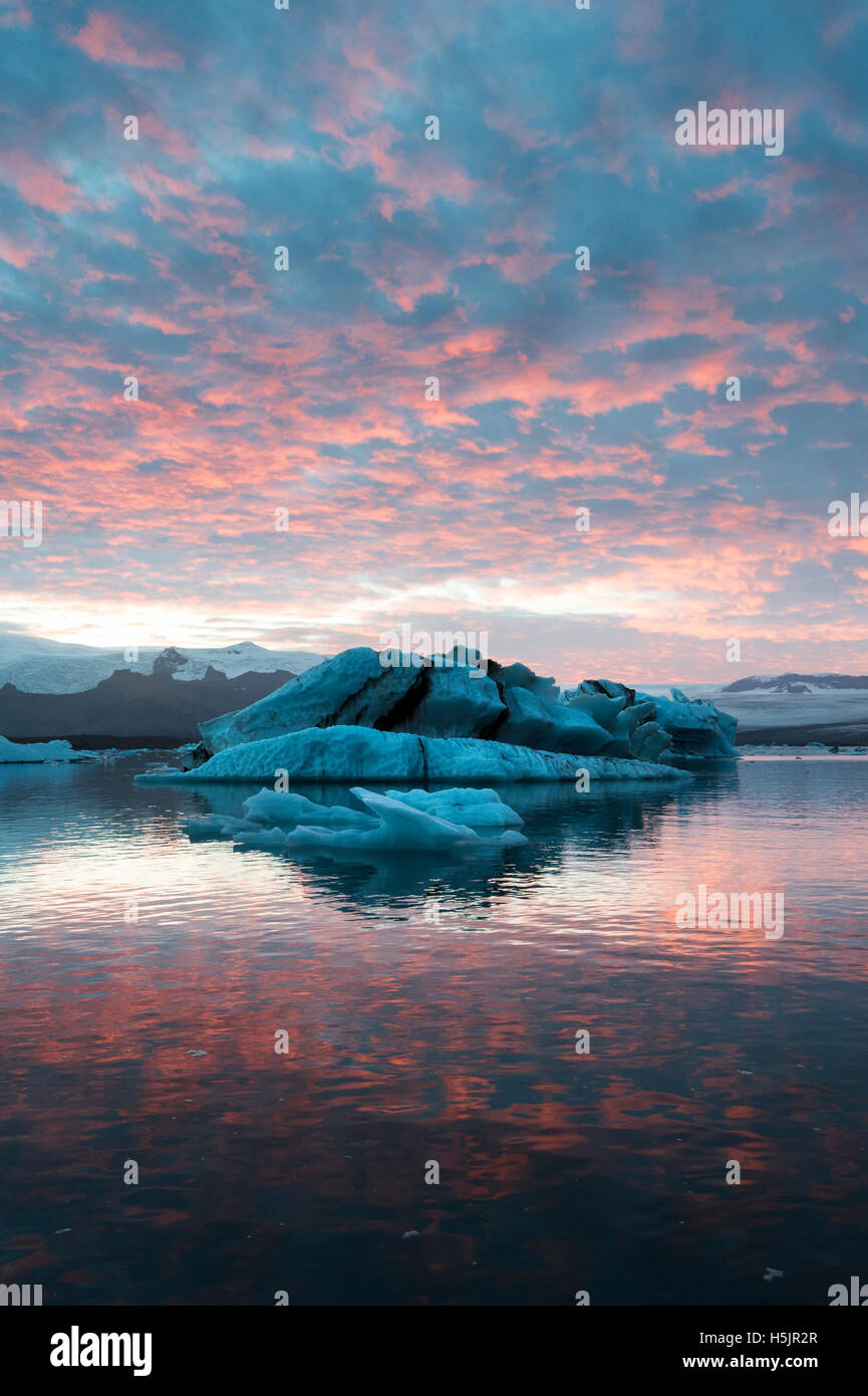 Dramatischen roten Sonnenuntergang am Jökulsárlón Eisberg Lagune, Vatnajökull-Nationalpark, Island. Stockfoto