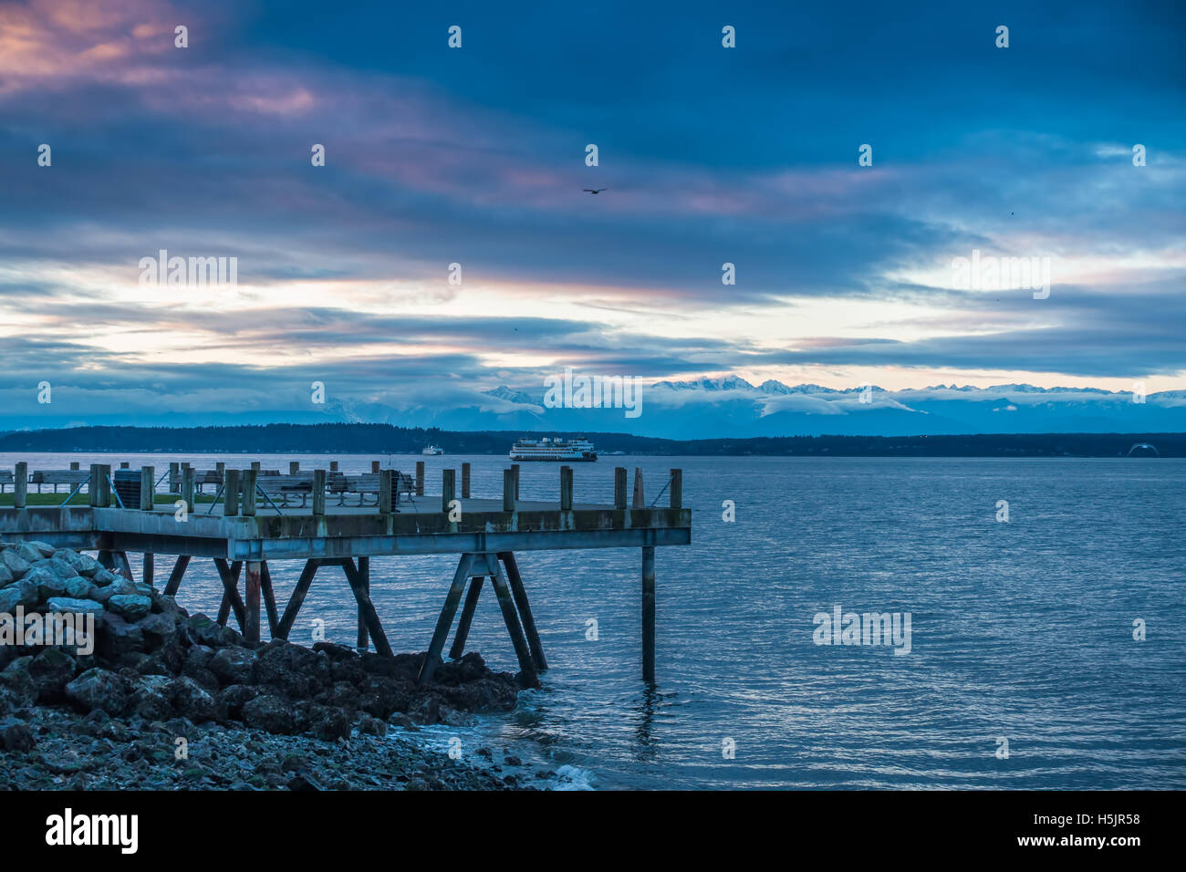 Ein Blick auf die Olympischen Spiele-Berge und dem Puget Sound aus West Seattle, Washington Stockfoto
