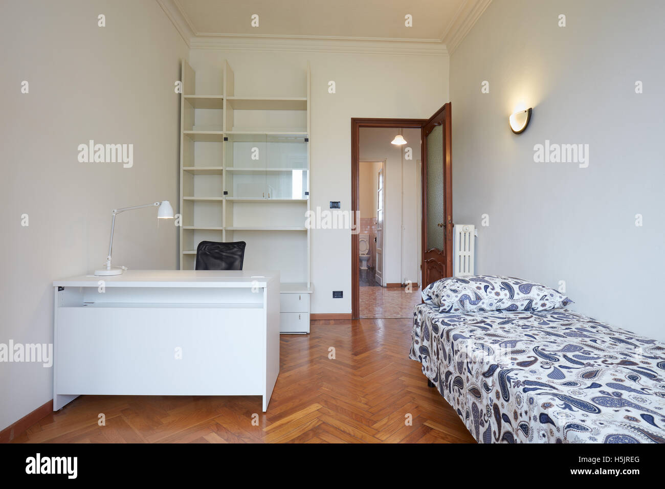 Schlafzimmer Innenraum mit Einzelbett im normalen Wohnung Stockfoto