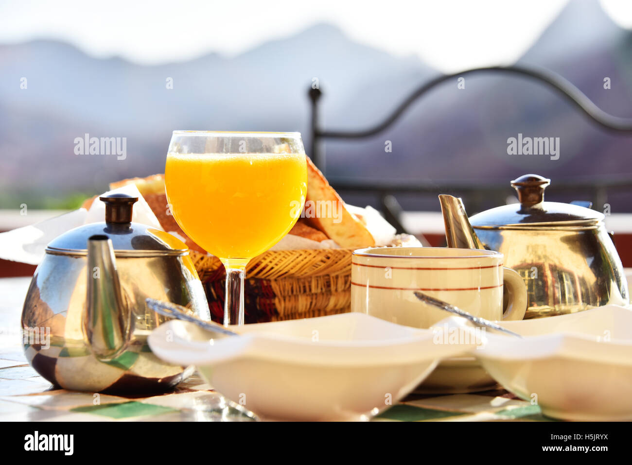 Marokkanisches Frühstück serviert auf der Terrasse des Hotels im Atlas-Gebirge. Stockfoto