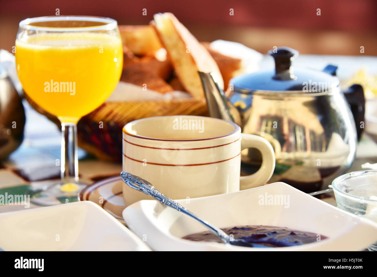 Marokkanisches Frühstück serviert auf der Terrasse des Hotels im Atlas-Gebirge. Stockfoto