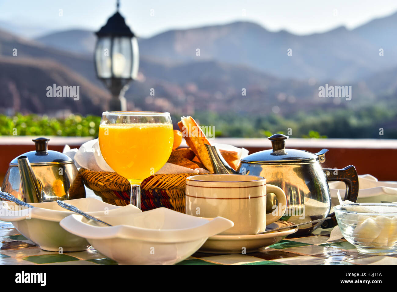 Marokkanisches Frühstück serviert auf Hotel-Terrasse im Atlas-Gebirge. Stockfoto