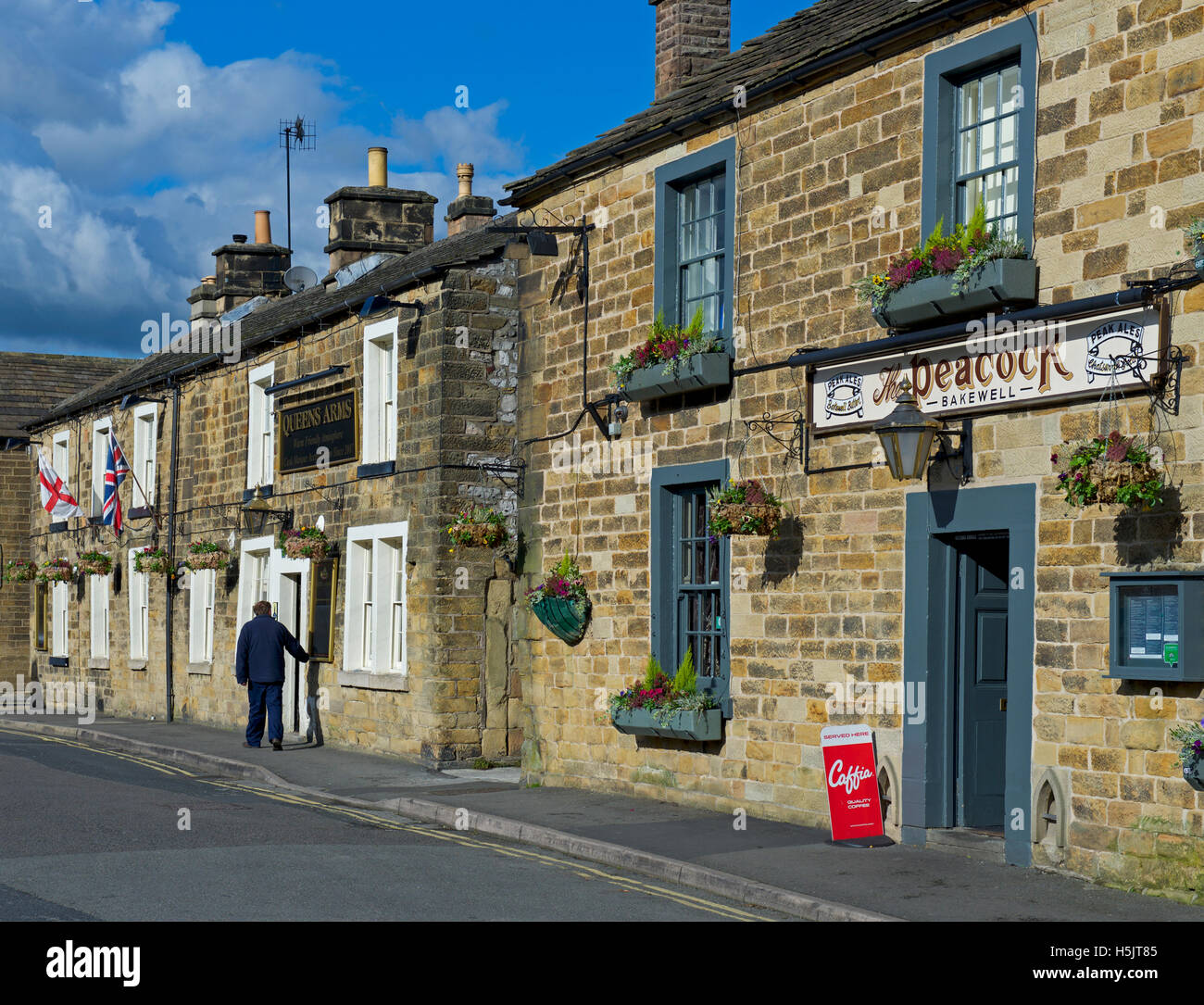 Die Queens-Arme und der Pfau: zwei Pubs in Bakewell, Derbyshire, England UK Stockfoto