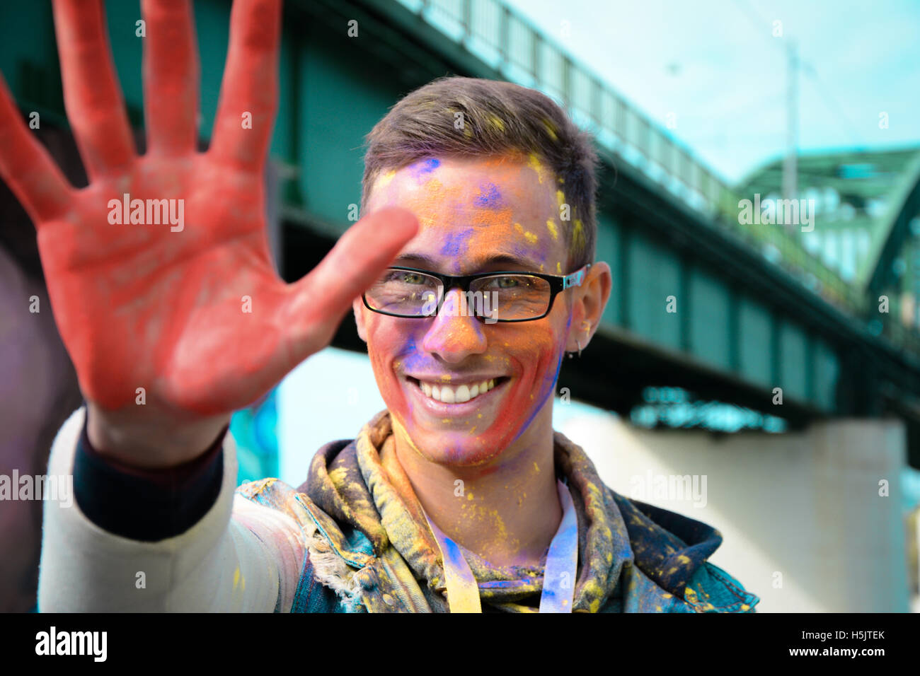 Sympathischer Mann an Farbe Rennen. Stockfoto