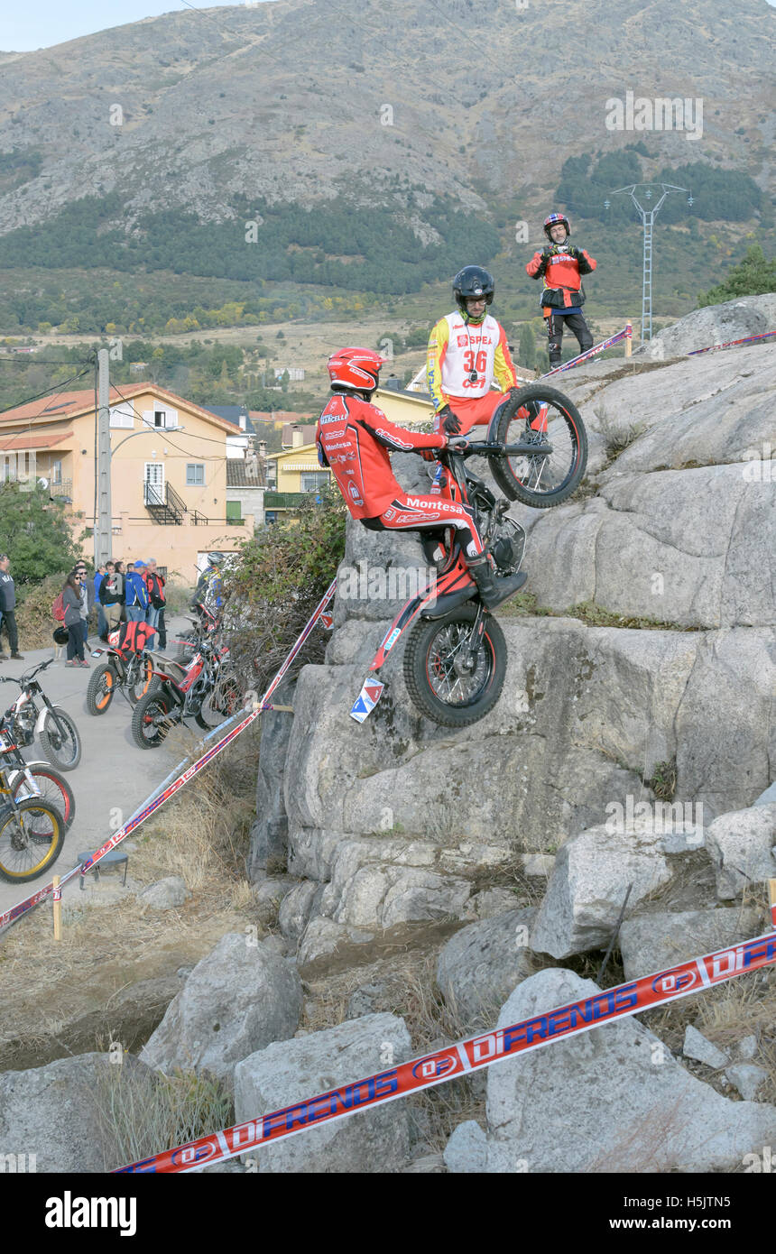 Motorradfahren. Trial Rennen. Spanien-Meisterschaft. Gabriel Marcelli überholen ein Hindernis über Granitsteine in Valdemanco Stockfoto