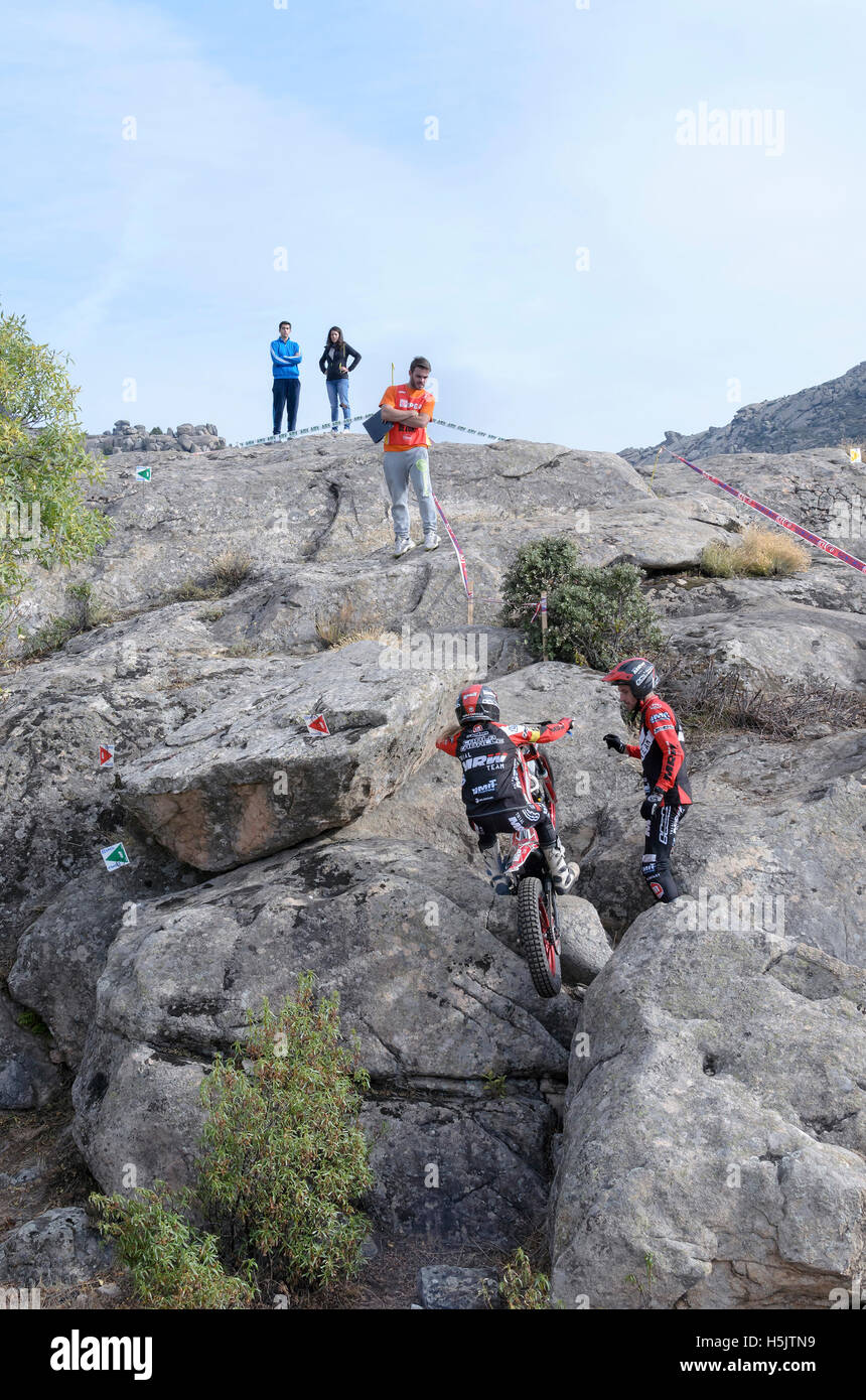 Motorradfahren. Trial Rennen. Spanien-Meisterschaft. Carla Caballe überholen ein Hindernis über Granitsteine in Valdemanco Stockfoto