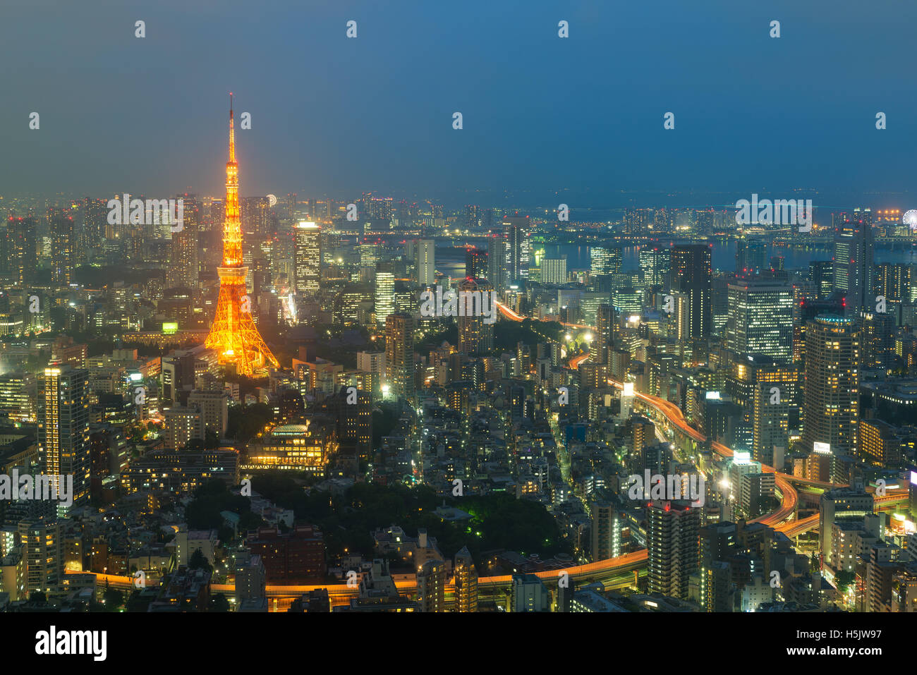 Blick auf die Stadt Tokio und Tokyo Wahrzeichen Tokyo Tower Abend in Tokio, Japan Stockfoto