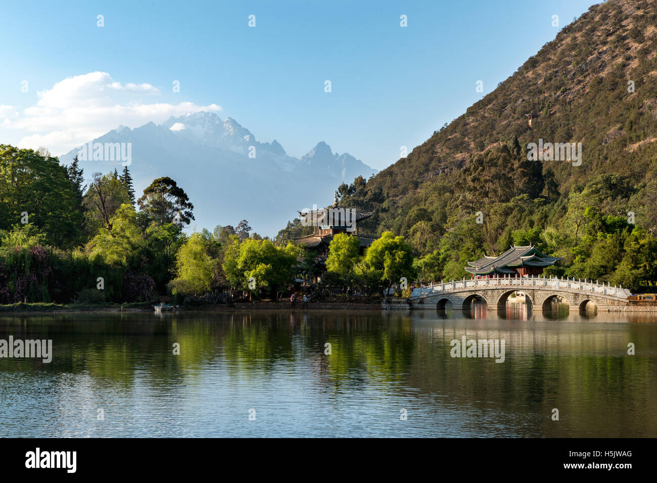 Lijiang alte Stadt Szene im Black Dragon Pool Park mit Jade-Drachen-Berg im Hintergrund, Lijiang, China Stockfoto