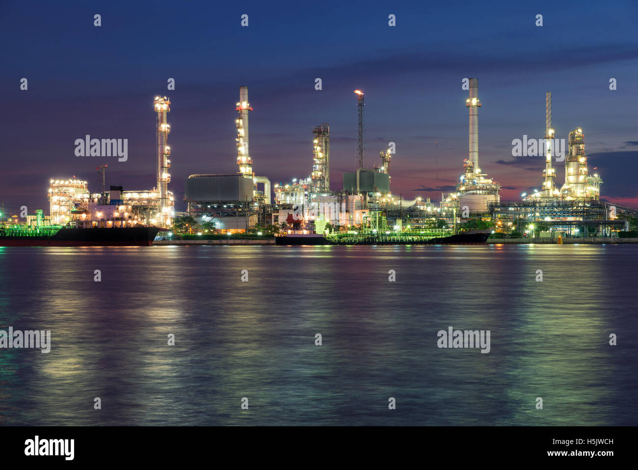 Öl-Raffinerie-Fabrik oder petrochemischen Anlage am Morgen. Stockfoto