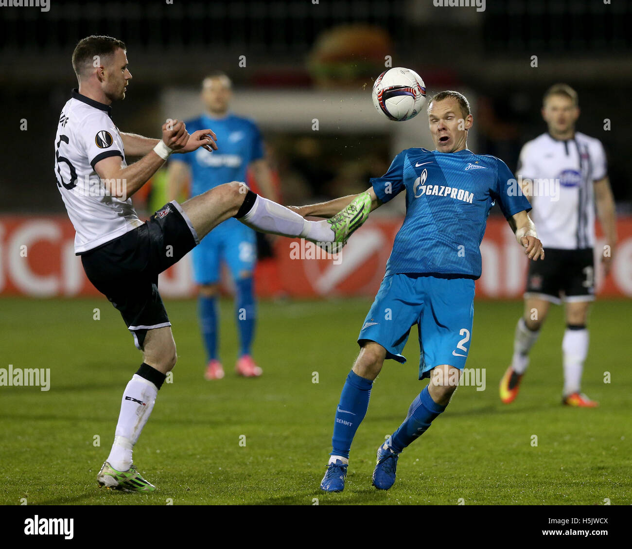 Dundalk Ciaran Kliduff (links) und Zenit Sankt Petersburg Alexander Anyukov Kampf um den Ball in der UEFA Europa League match bei Tallaght Stadium, Dublin. Stockfoto