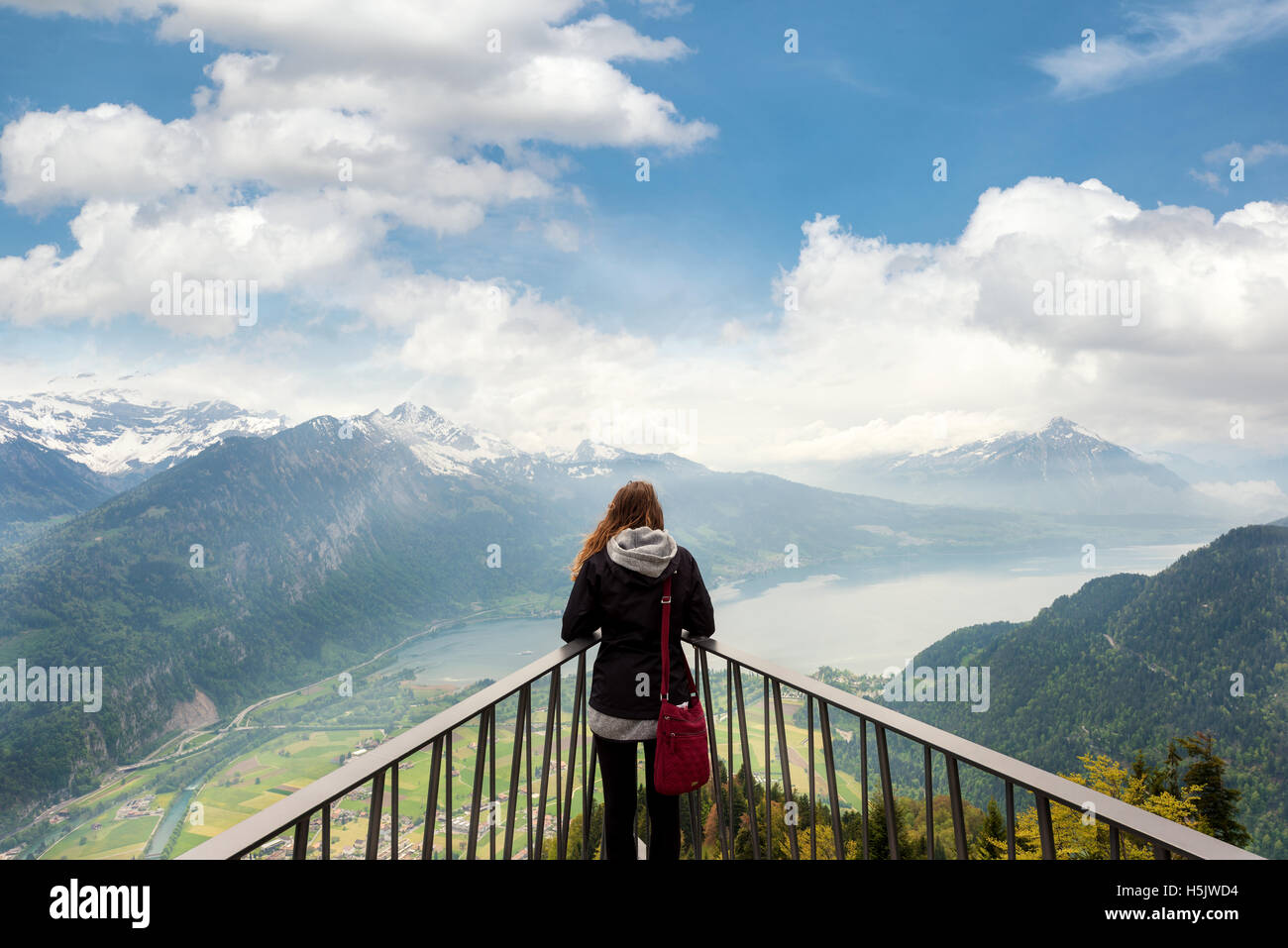 Frau Traverler Blick Luftbild des Stadtteils und Interlaken aus Sicht auf Harder Kulm in Interlaken, Schweiz Stockfoto