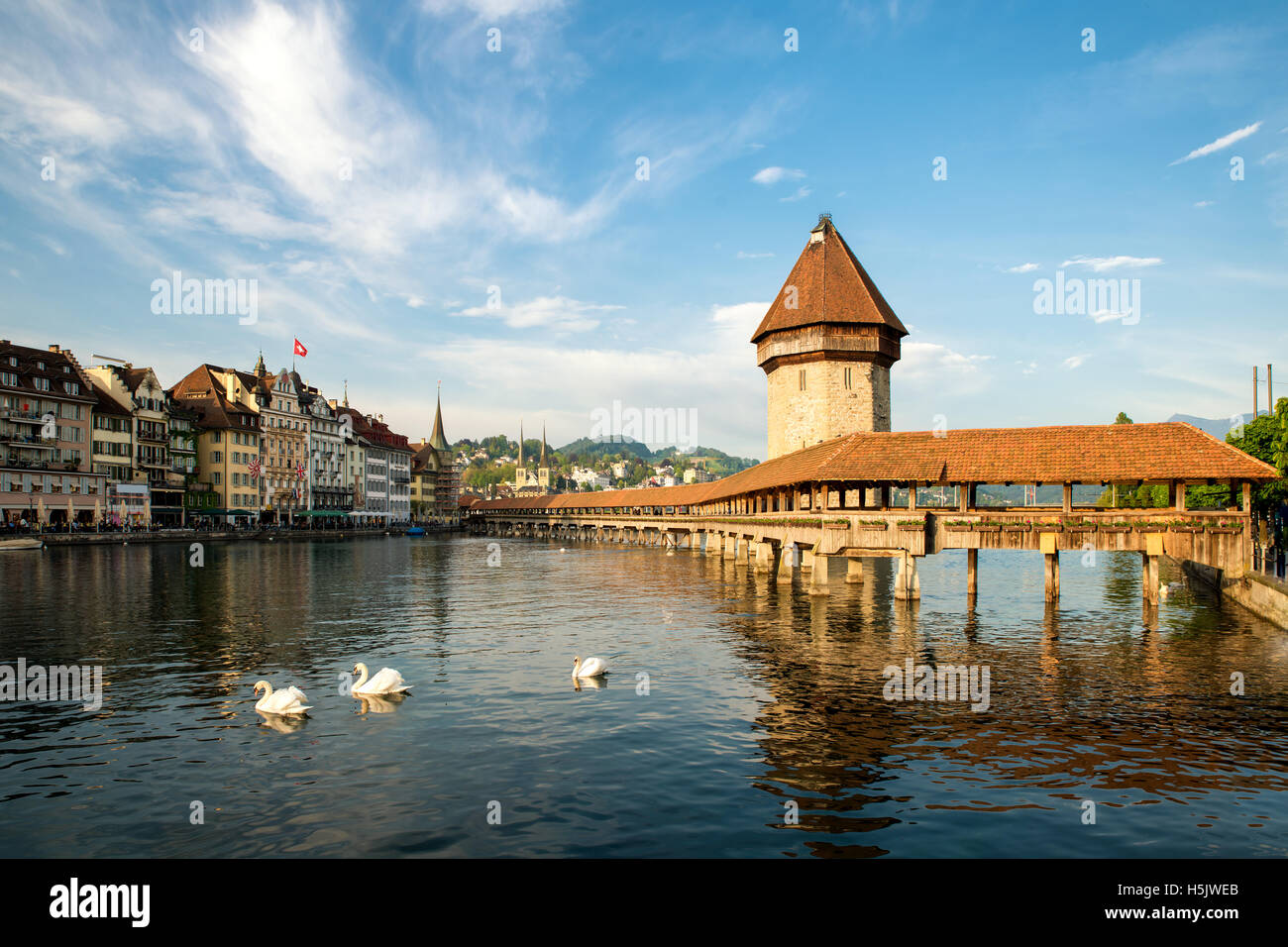 Altstadt von Luzern mit berühmten Kapellbrücke und dem Vierwaldstättersee im Kanton Luzern, Schweiz Stockfoto