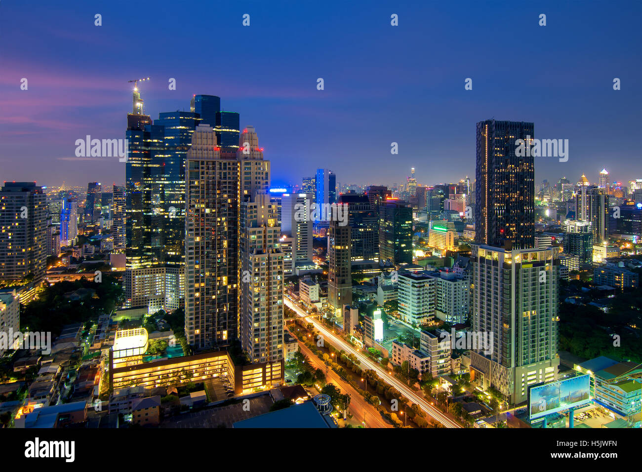 Bangkok-Nachtansicht mit Hochhaus im Geschäftsviertel Sathon Silom in Bangkok Thailand. Stockfoto