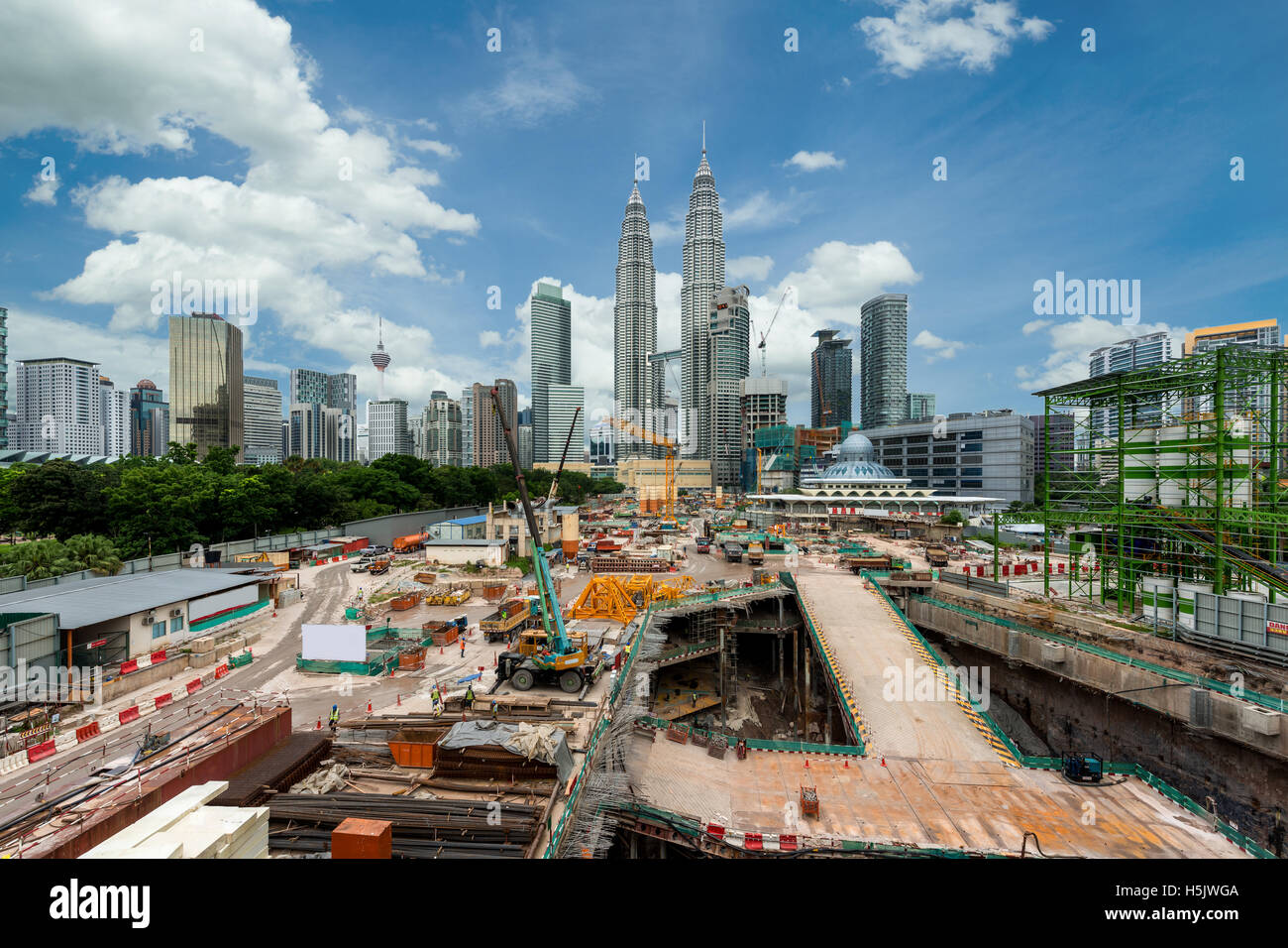 Bau Baustelle mit Skyline von Kuala Lumpur und Wolkenkratzer in Kuala Lumpur, Malaysia Stockfoto