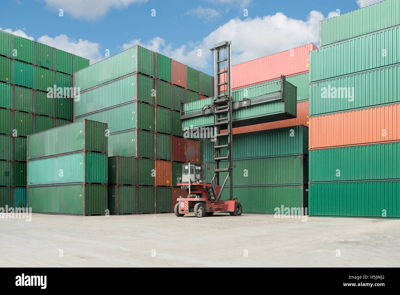 Kran heben Container-Box laden mit Ladung Container Depot für Logistik Import Export. Stockfoto