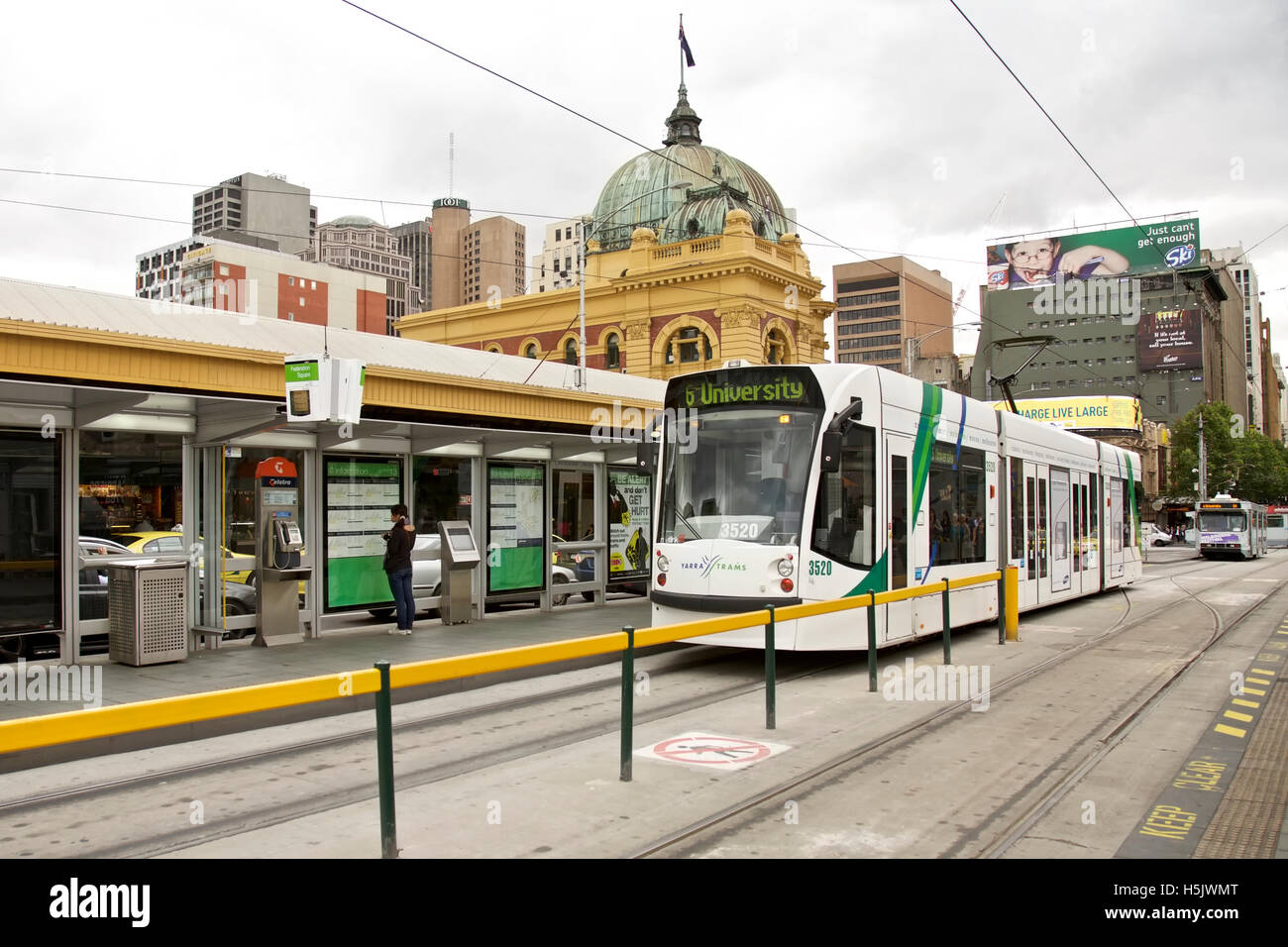 Straßenbahnen an der Flinders Street Station in Melbourne, Australien - 4. November 2009: Straßenbahnen und Bahnhof Stockfoto