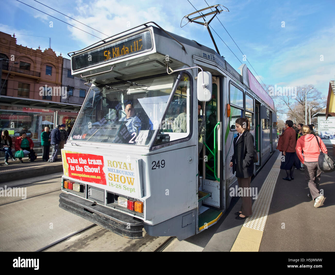 St Kilda Straßenbahn am St Kilda Einkaufsviertel in Melbourne, Australien eine wichtige Form des öffentlichen Verkehrs in Melbourne Stockfoto