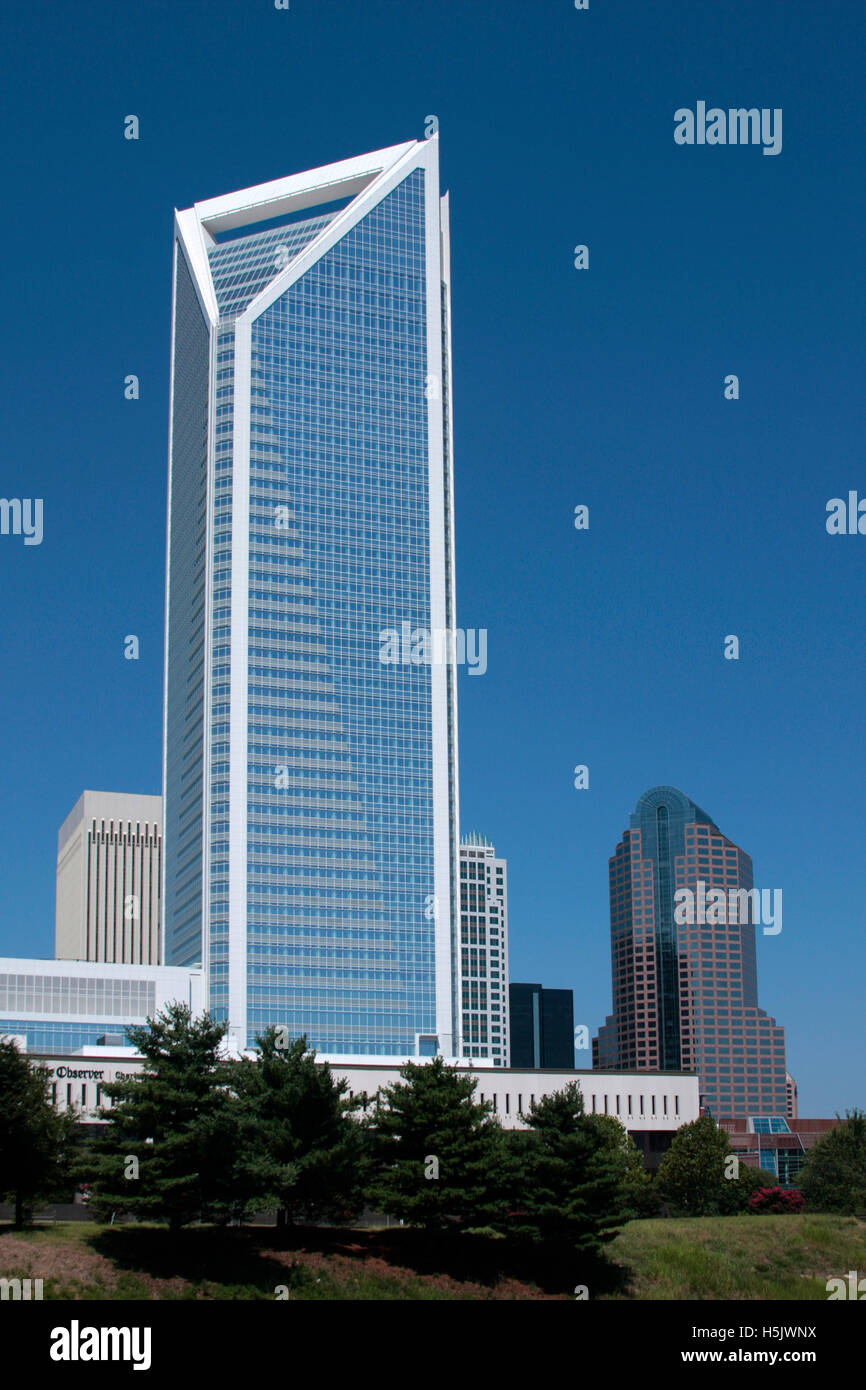 Duke Energy Center und Charlotte Observer Gebäude in Charlotte NC Stockfoto