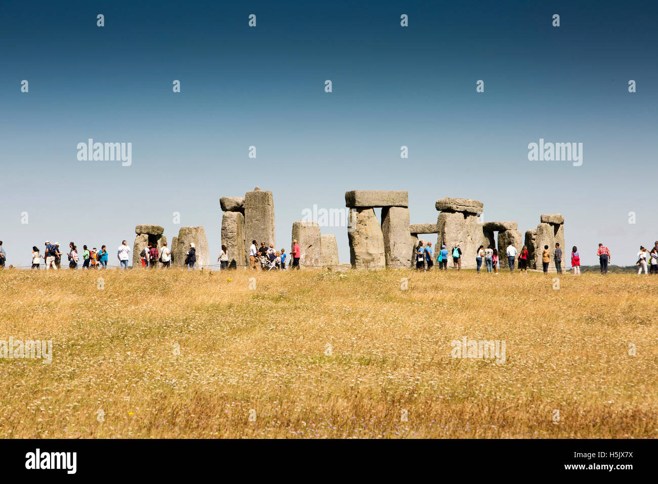 Großbritannien, England, Wiltshire, Amesbury, Masse der Sommergäste in Stonehenge, Fernblick von A303 Straße Stockfoto