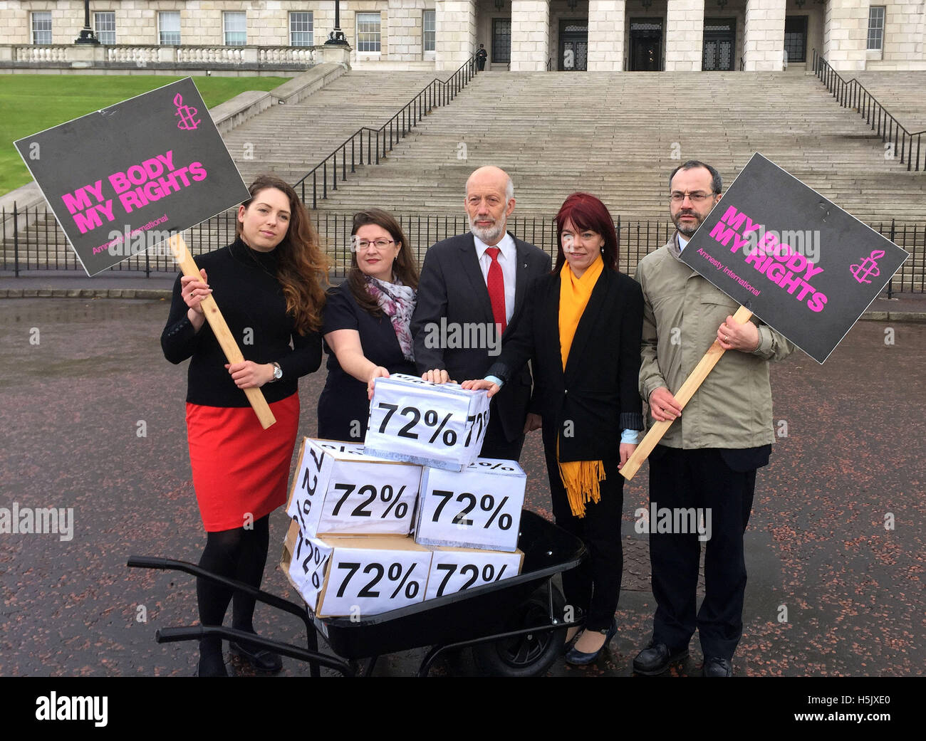 (links nach rechts) Adrianne Peltz von Amnesty International, Kellie Armstrong die Alliance Party, David Ford die Alliance Party, Claire Bailey von der grünen Partei und Patrick Corrigan von Amnesty International, liefern eine Petition von 45.000 Unterschriften auf eine Änderung auf Nordirland Abtreibungsgesetze zu den Stufen des Parlamentsgebäude in Belfast. Stockfoto