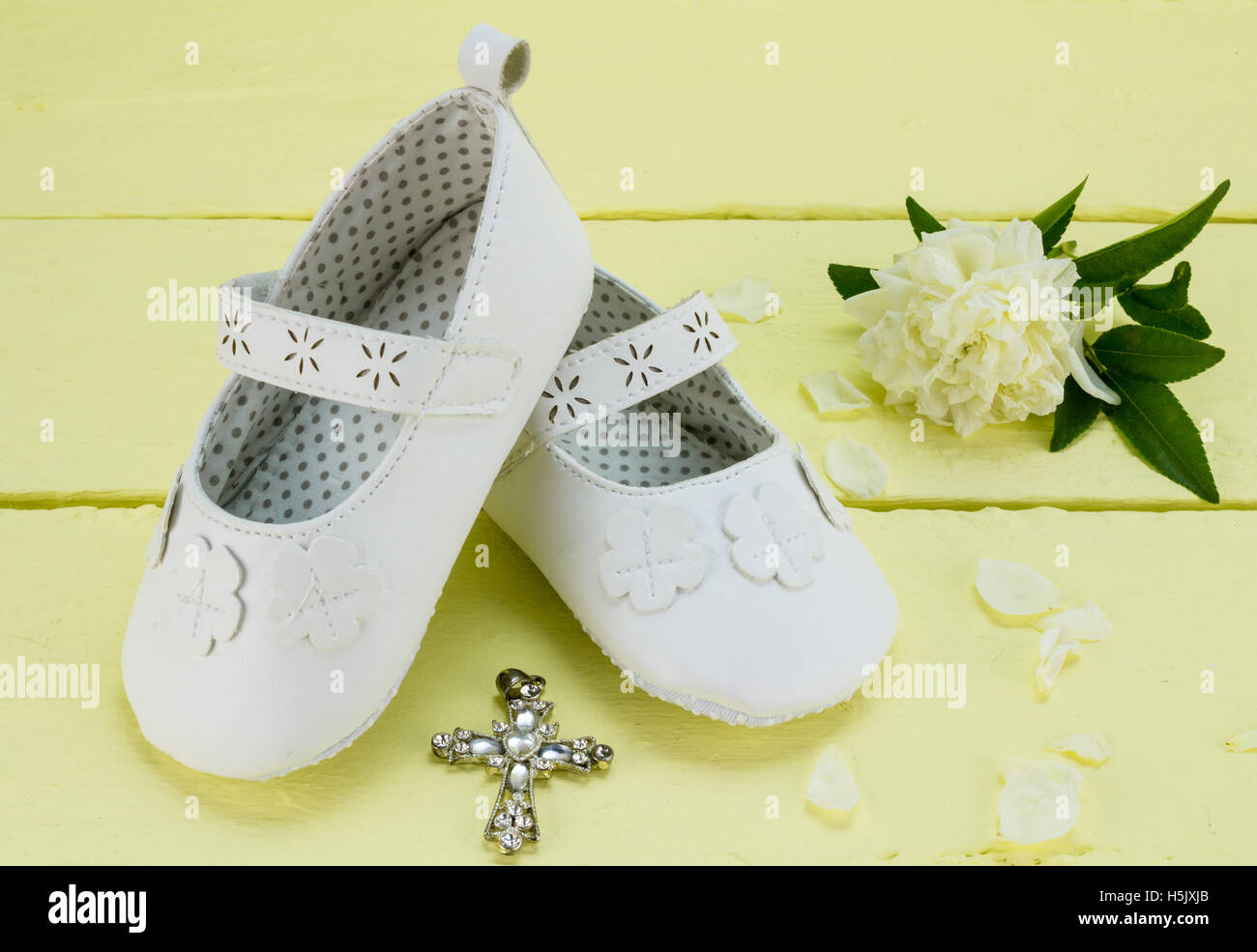 Taufe Hintergrund weiße Babyschuhe und Kristall Anhänger Taufe Hintergrund weiße Babyschuhe und Kristall Anhänger