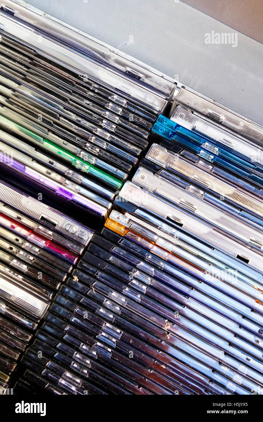 Sammlung von CDs und DVDs in einem Aufbewahrungskoffer Stockfoto