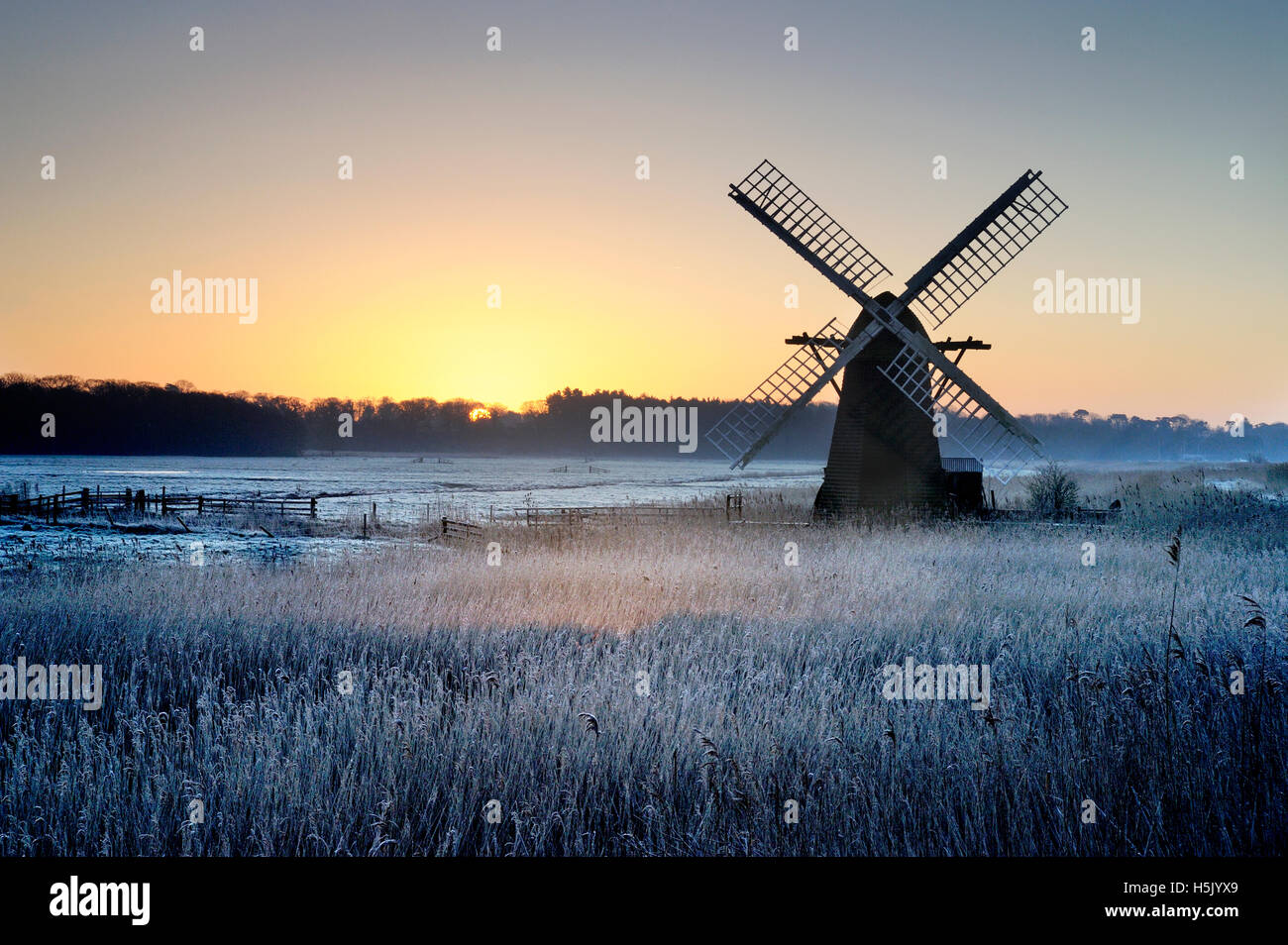 Herringfleet Mill bei frostigen Nebel Stockfoto