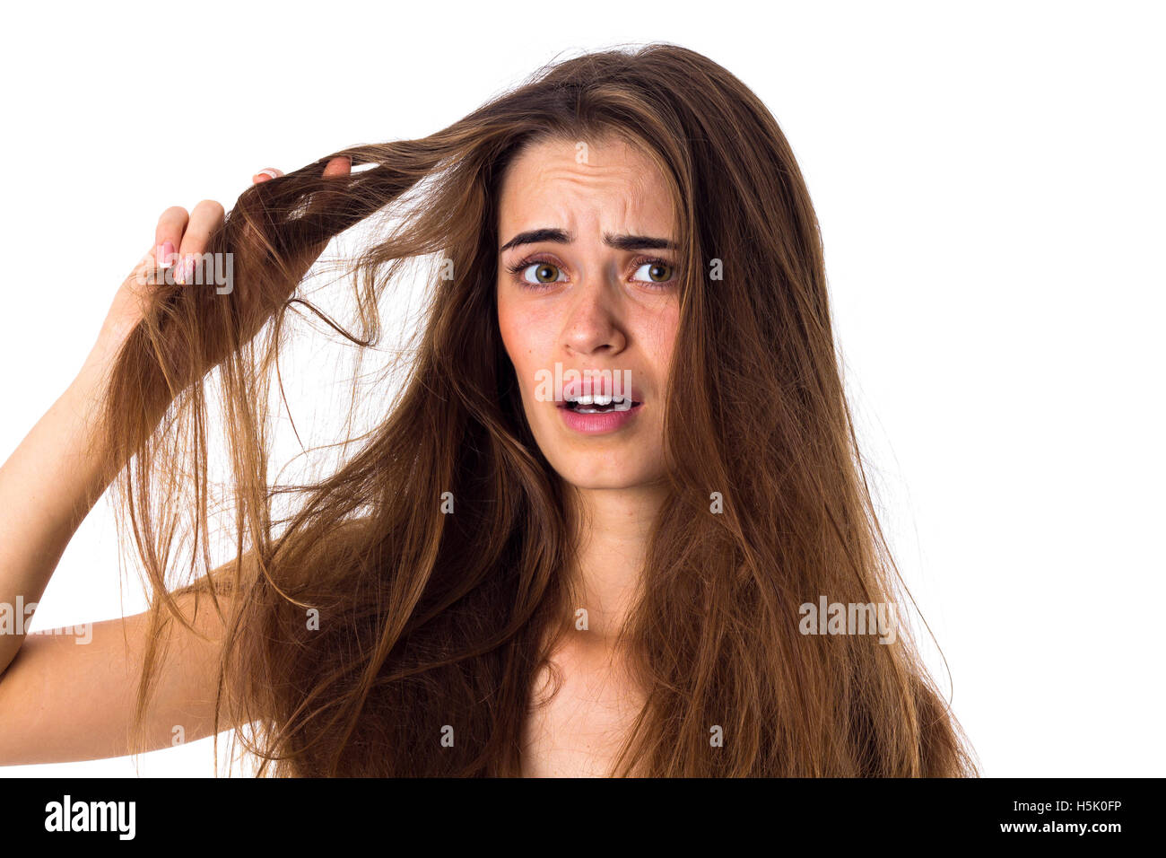 Frau, die ihre Wirren Haare zu berühren Stockfoto