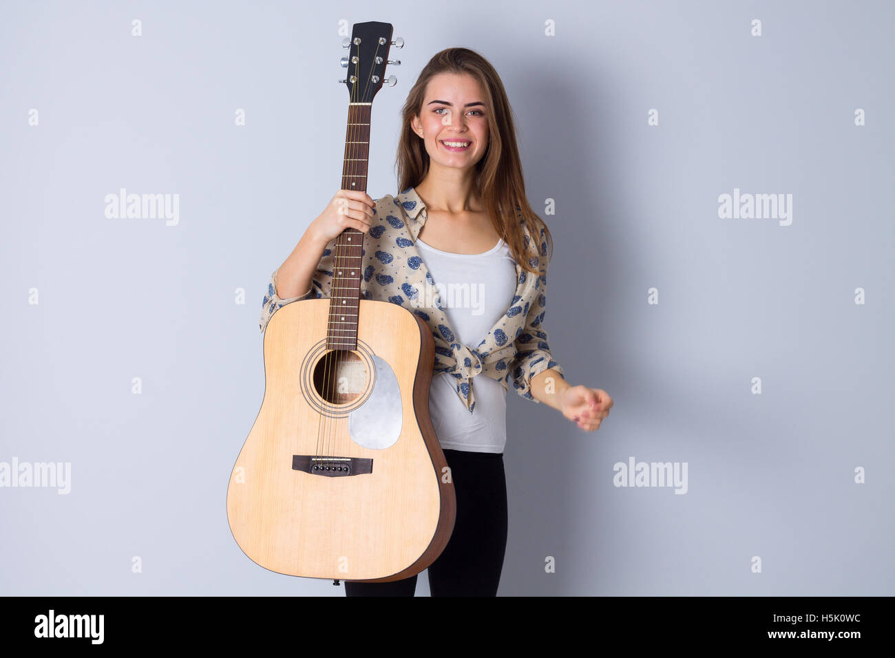 Junge Frau mit einer Gitarre Stockfoto