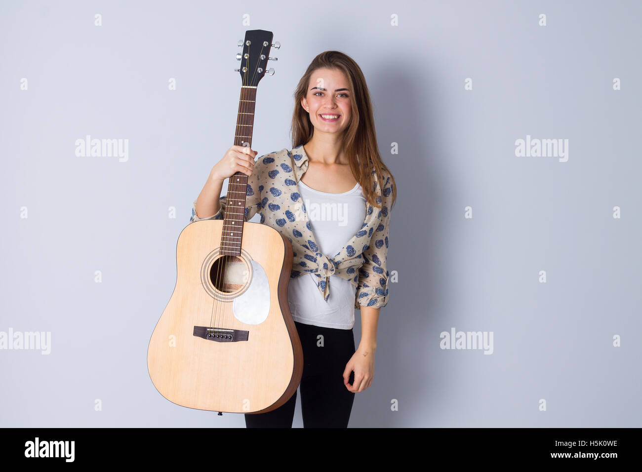 Junge Frau mit einer Gitarre Stockfoto