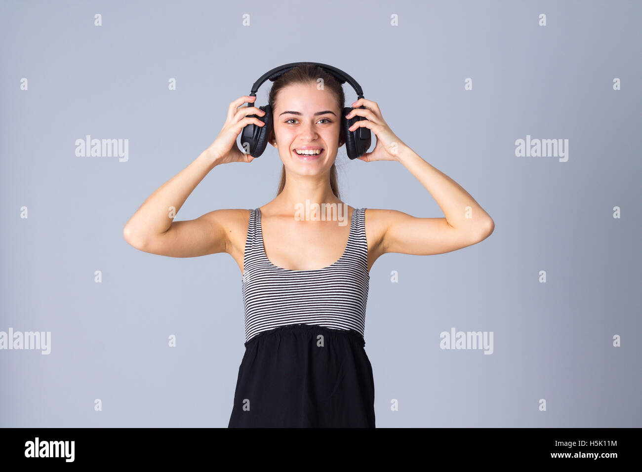 Junge Frau in Kopfhörer Stockfoto