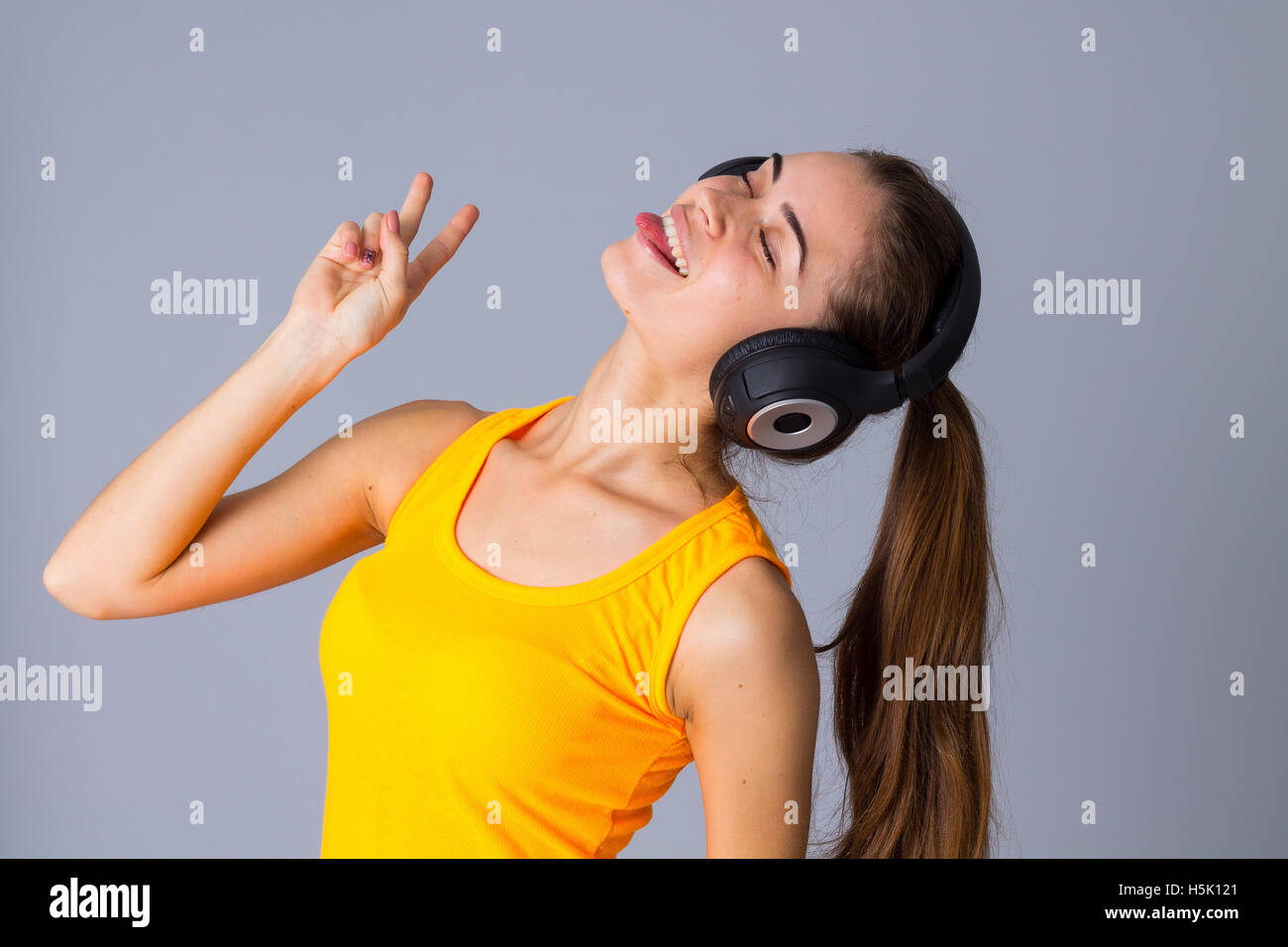 Junge Frau in Kopfhörer Stockfoto