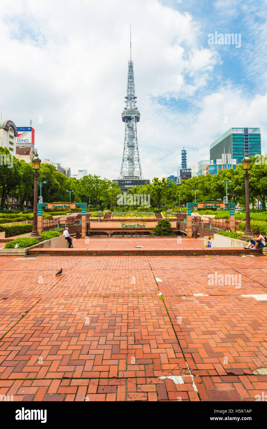 Wanderweg in den Park vor Central Park Einkaufszentrum an der Basis der Fernsehturm Nagoya Chubu, Japa Intarsien aus rotem Backstein Stockfoto