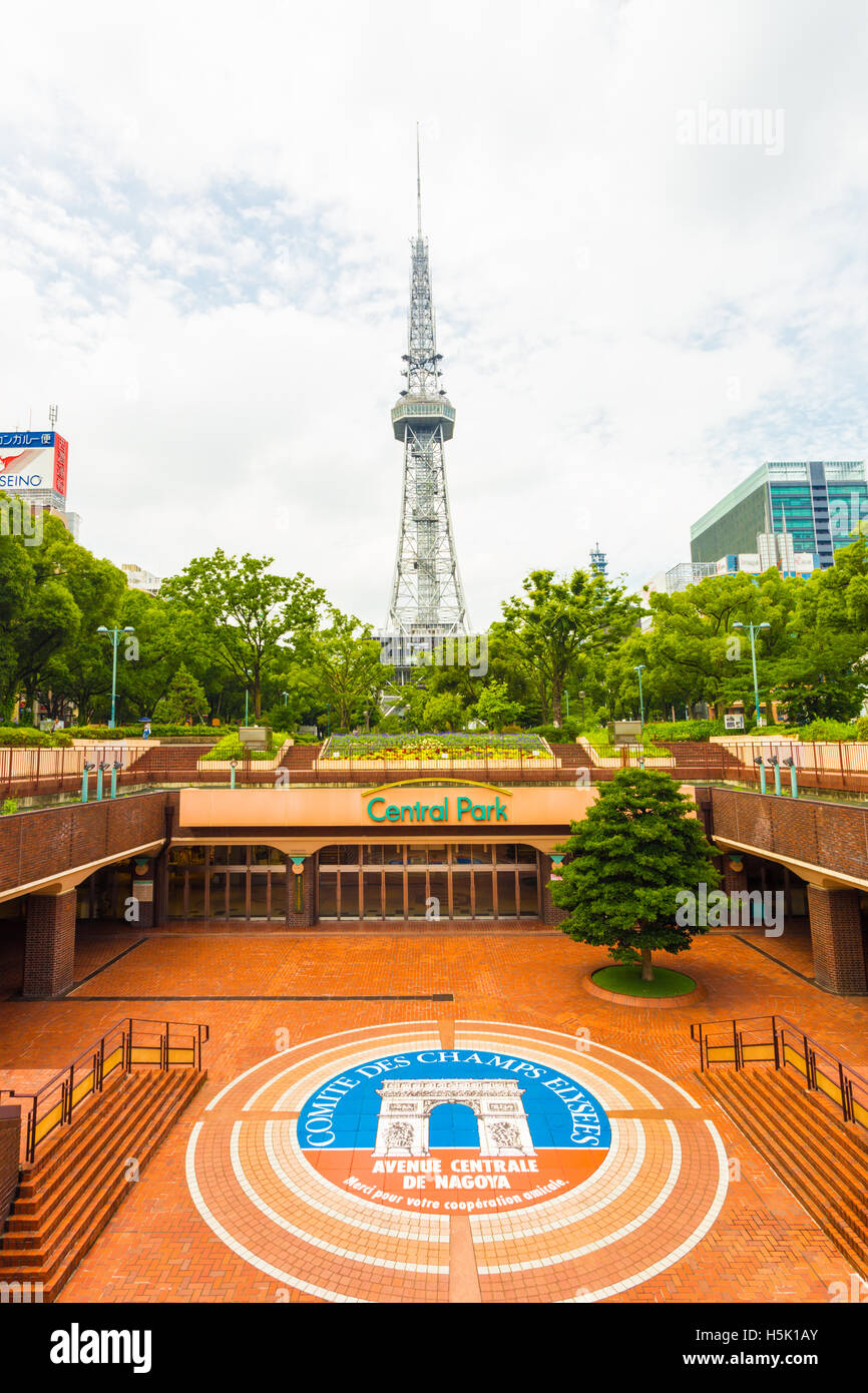Eine unterirdische Einkaufszentrum, Central Park, mit rotem Backstein Boden am Fuße des hohen Nagoya TV-Turm im Hisaya Odori Park in Stockfoto