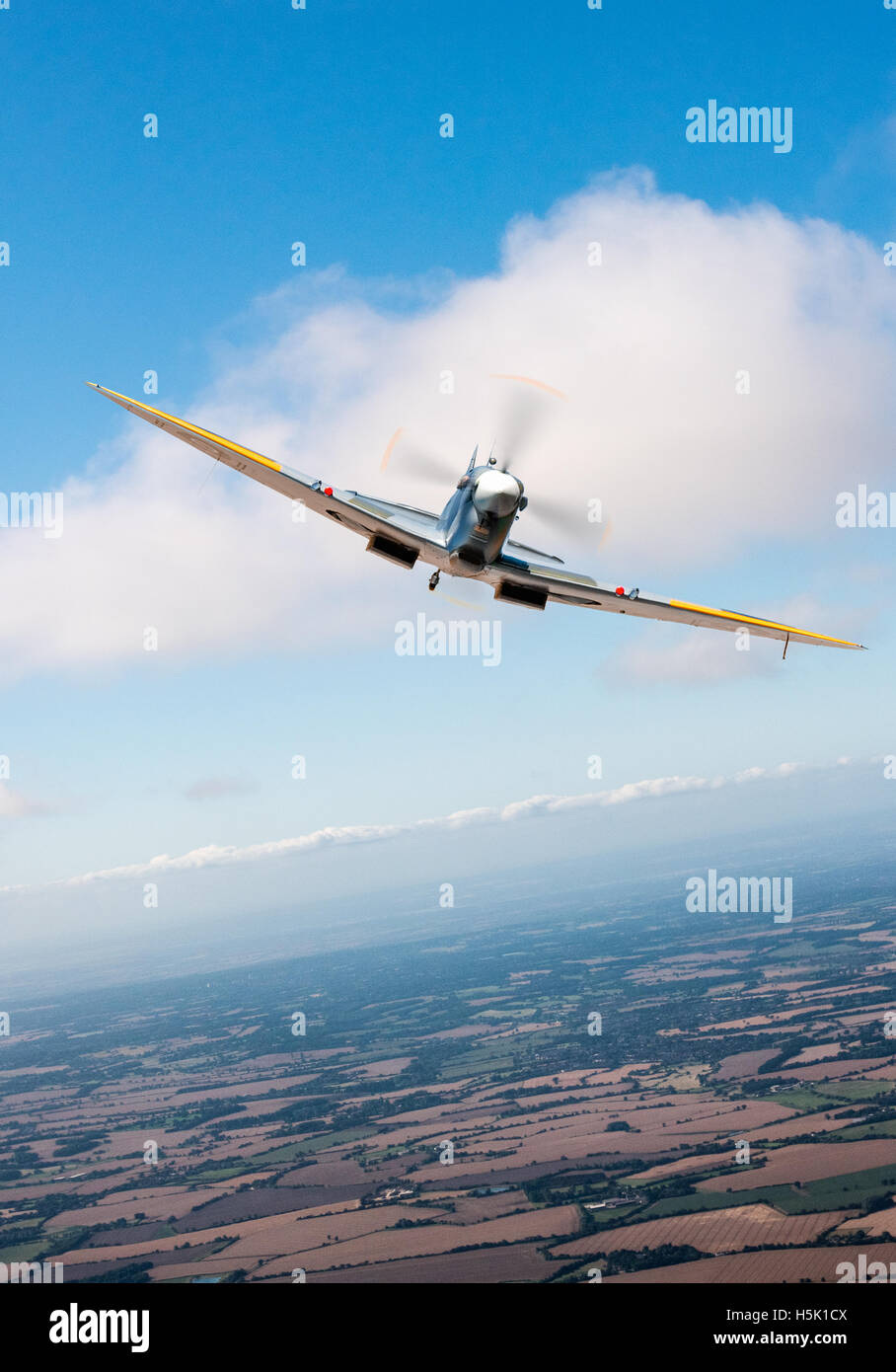 Ein Mk IX Supermarine Spitfire in RAF Lackierung frontal in einen sonnigen Spätsommer-Himmel über der englischen Landschaft. Stockfoto