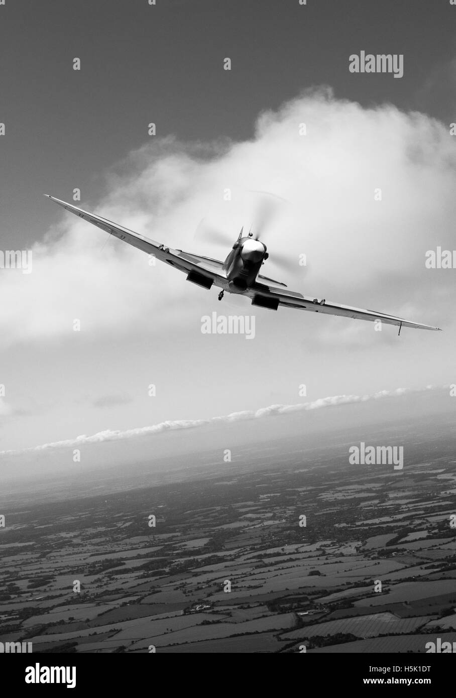 Ein Mk IX Supermarine Spitfire in RAF Lackierung frontal in einen sonnigen Spätsommer-Himmel über der englischen Landschaft. Stockfoto