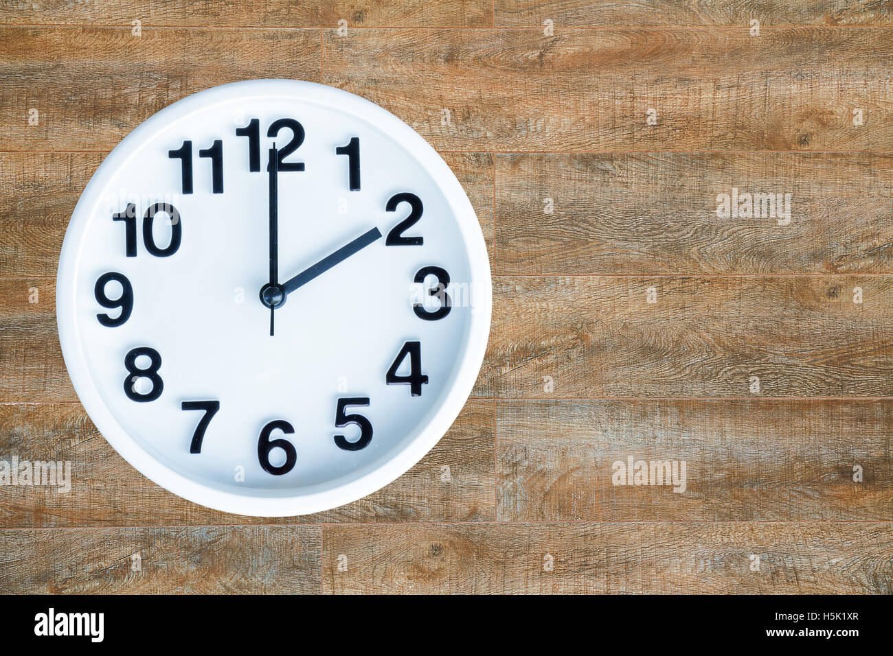 Uhr 02:00 oder pm auf Holz Hintergrund mit textfreiraum anzeigen. Clipping-Pfad in Bild. Stockfoto