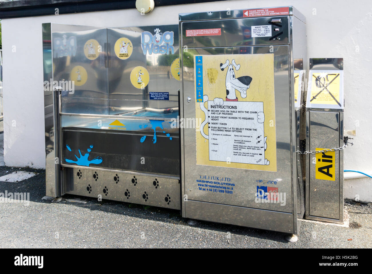 Eine automatische Hund Waschmaschine auf eine Garage-Vorplatz. Stockfoto