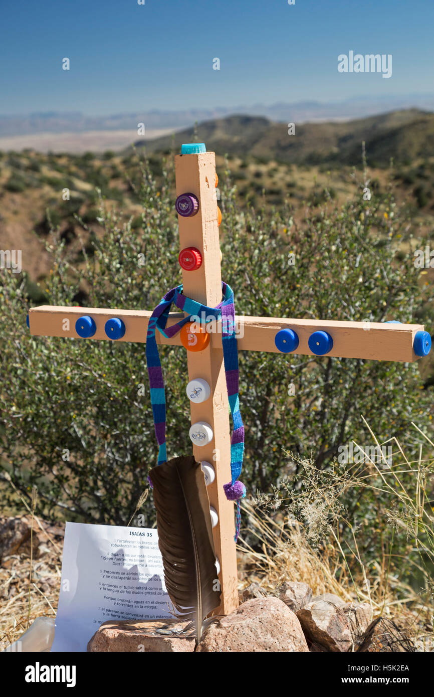Bisbee, Arizona - Kreuz markiert die Stelle, wo ein nicht identifizierter Migrant starb versuchen, mexikanisch amerikanischen Grenze zu überqueren. Stockfoto