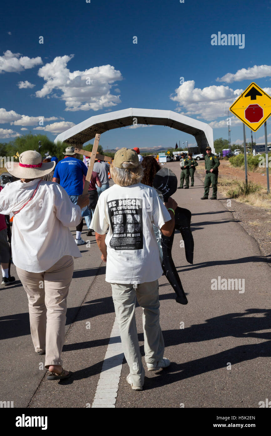 Tubac, Arizona - Immigration Reform Aktivisten protestieren die Border Patrol Checkpoint am Interstate 19. Stockfoto