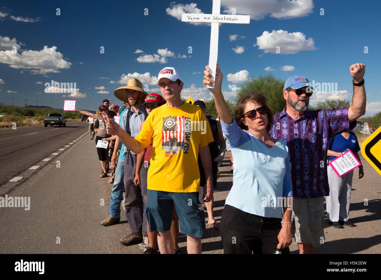 Tubac, Arizona - Immigration Reform Aktivisten protestieren die Border Patrol Checkpoint am Interstate 19. Stockfoto