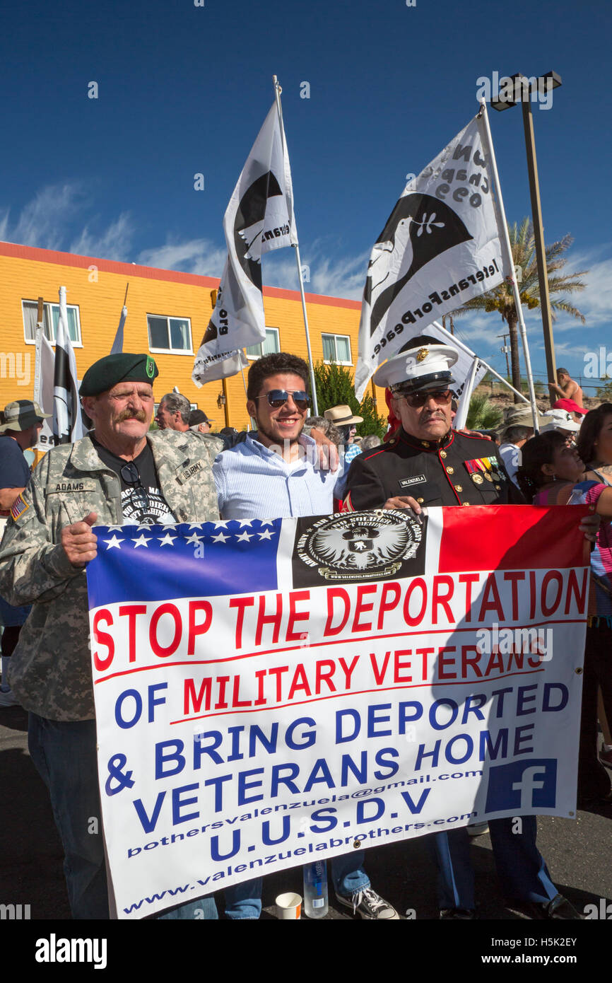 Nogales, Arizona - Aktivisten statt internationalen Rallyes, Deportation von Kriegsveteranen zu protestieren. Stockfoto